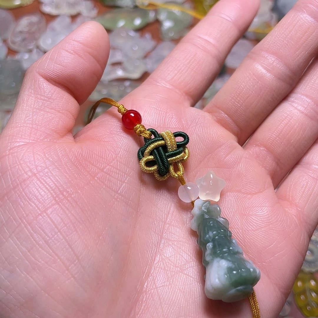 招***の蛇纹石玉未镶嵌吊坠