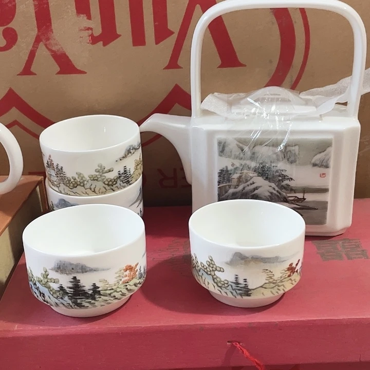 手绘精品茶具。