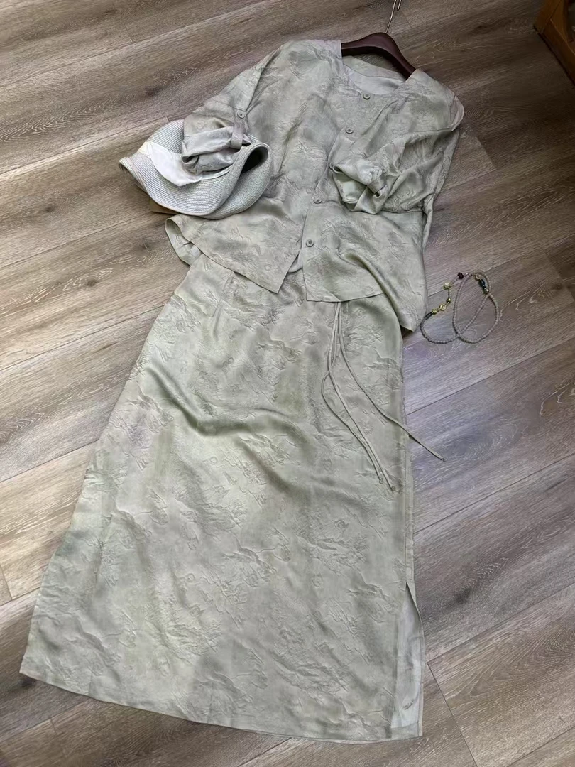 人丝灰色衬衫搭配夏季半身裙通勤轻熟小众套装裙子上衣气质女士