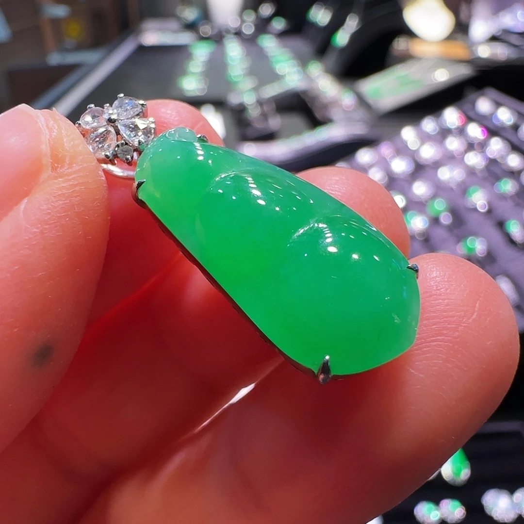 翡翠18K金镶嵌颈饰