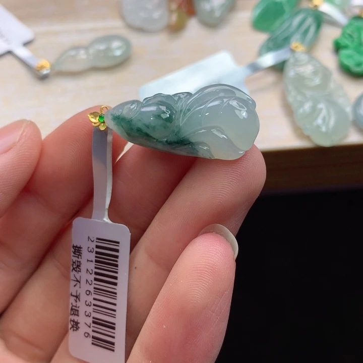 翡翠18K金镶嵌颈饰吊坠