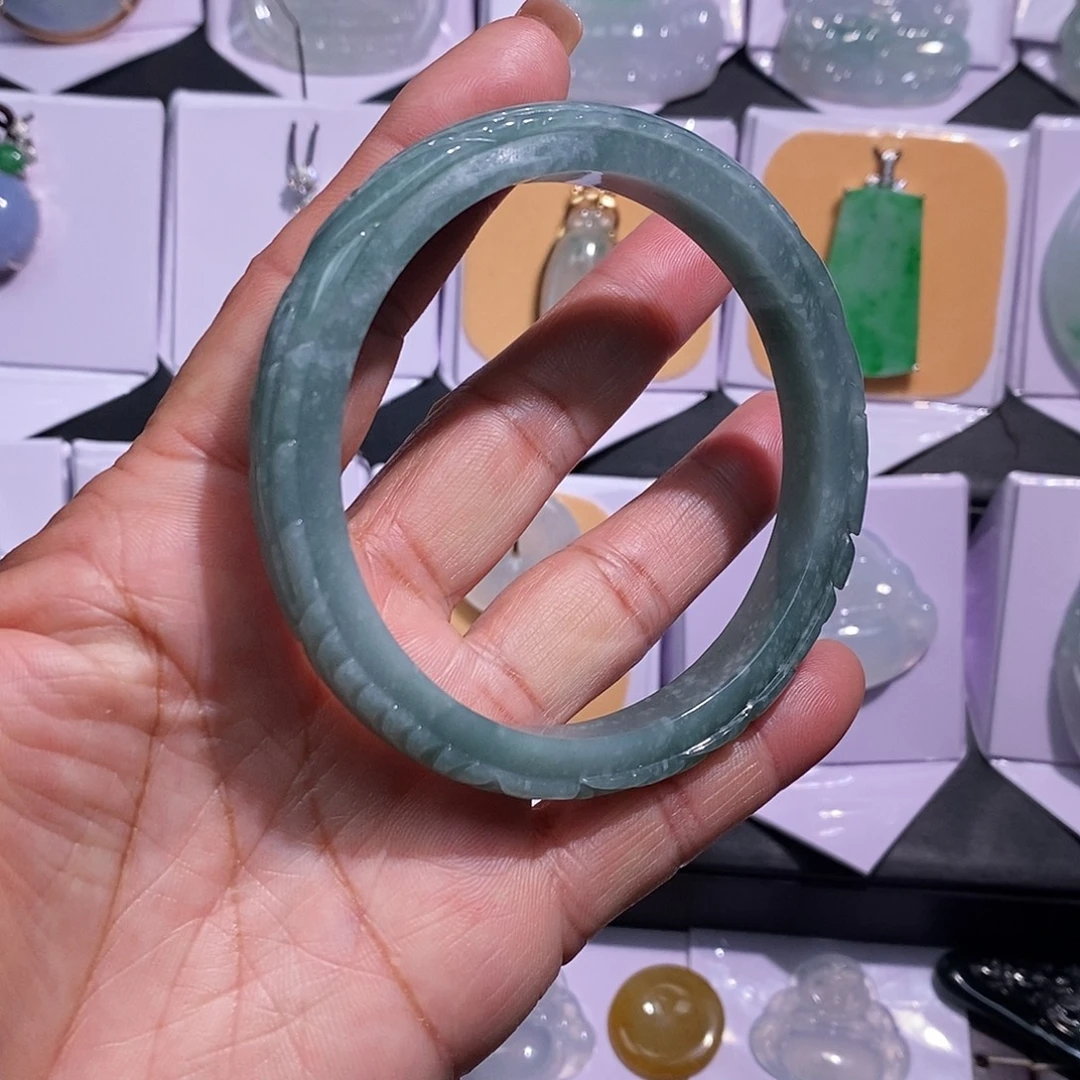 翡翠未镶嵌颈饰手镯