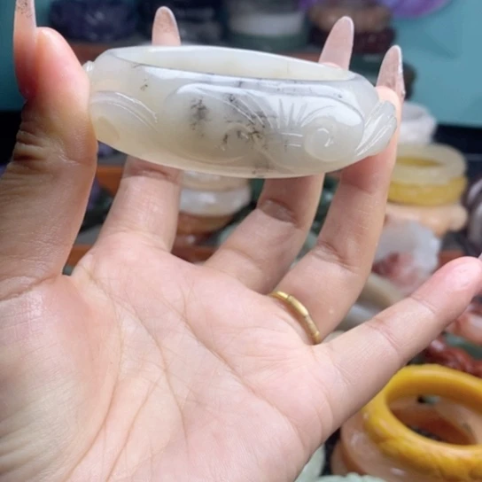 石英质玉未镶嵌雕花手镯