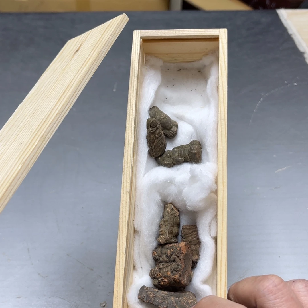 瓷片大*呀密密麻麻地排列着一个