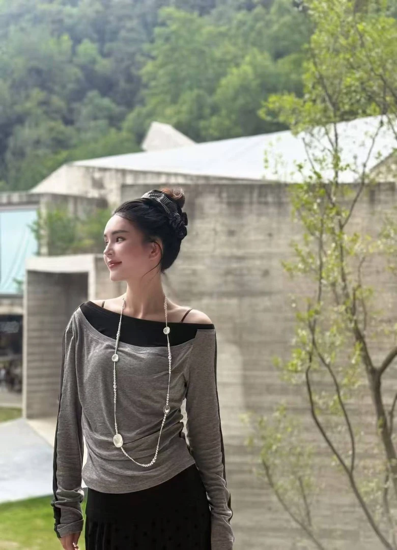 俪妍【LIVELY.YAN】25秋款一字肩长袖T恤