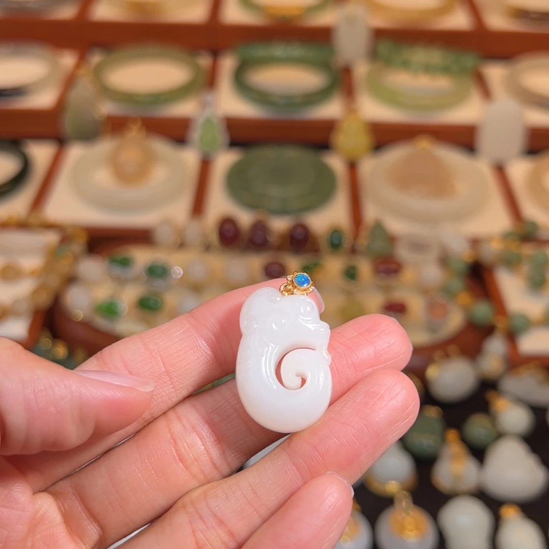 和田玉18K金镶嵌挂件