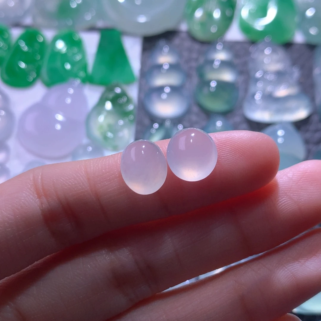 翡翠未镶嵌颈饰一对