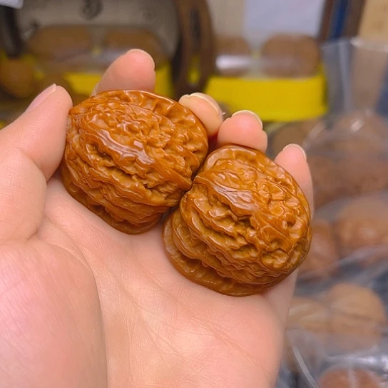 文玩核桃吊坠白狮子