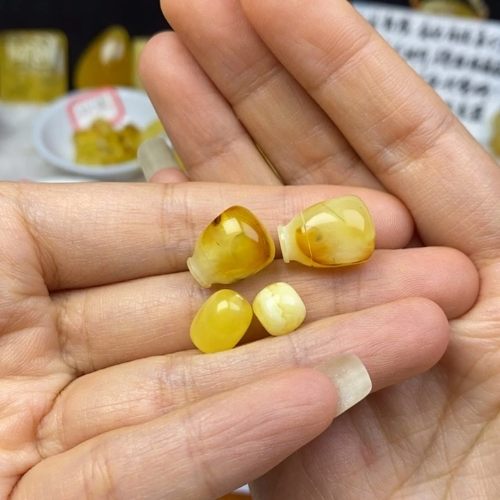夏***凉蜜蜡未镶嵌裸石瑕疵