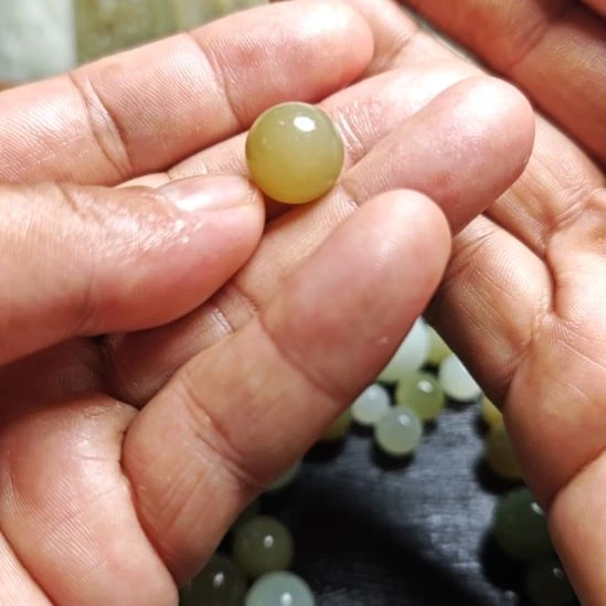 一***火和田玉（糖玉）未镶嵌手链