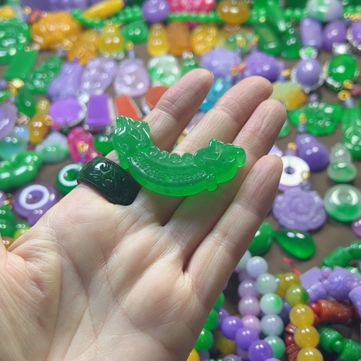 翡翠未镶嵌颈饰吊坠