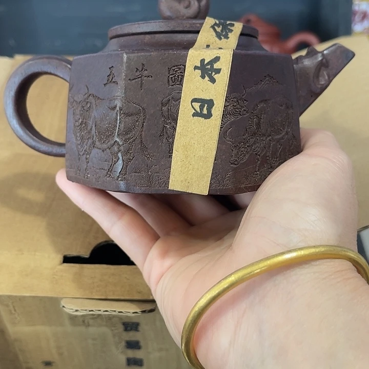 茶壶紫泥原矿泥料手工制作的一把紫砂壶。