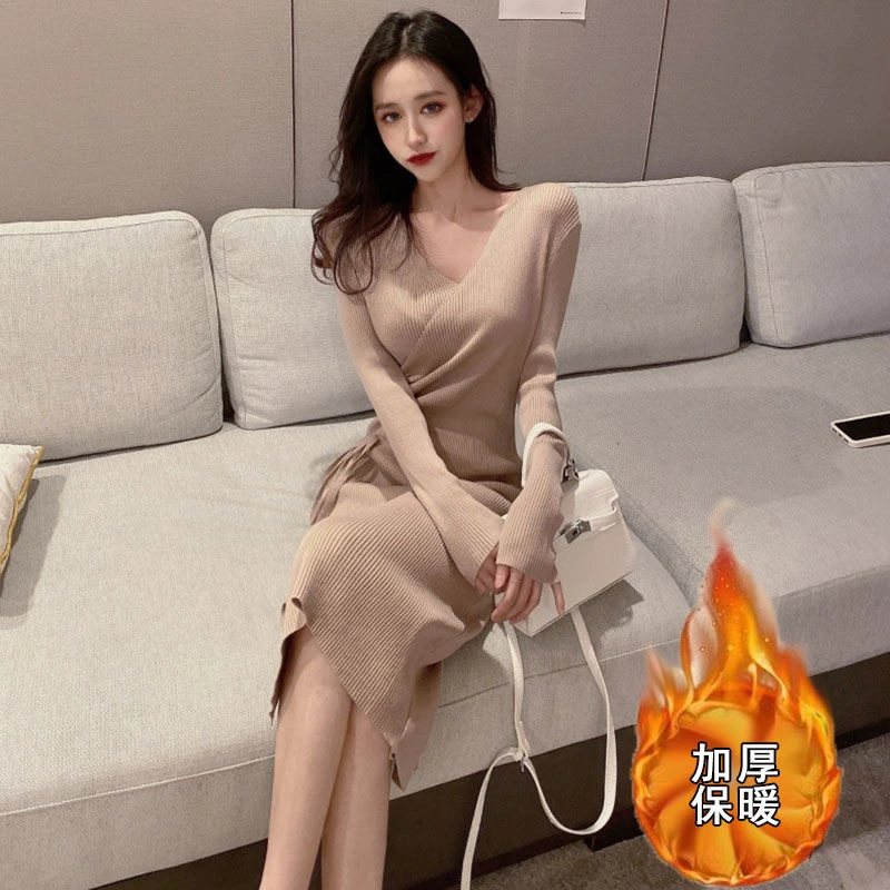 秋冬针织连衣裙女装2025新款御姐赫本风小黑裙气质手套毛衣打底裙