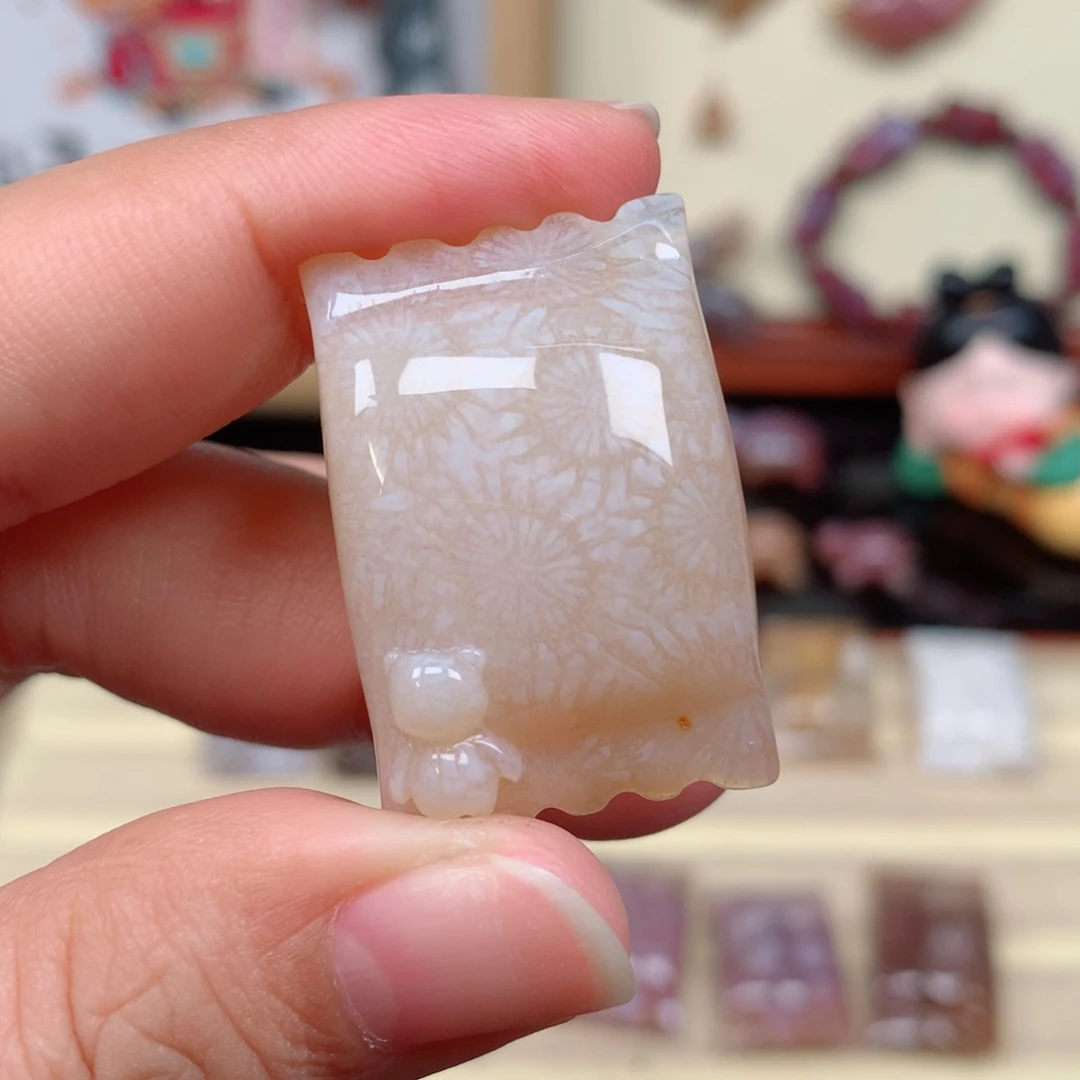 未镶嵌颈饰硅化玉