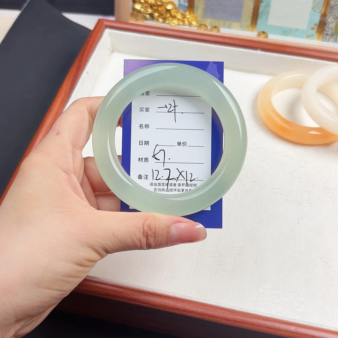 *****未镶嵌手镯石英质玉