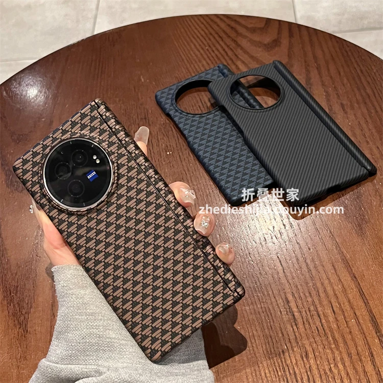 适用vivoxfold3手机壳新款xfold3折叠格纹碳纤维纹磁吸全包带中轴