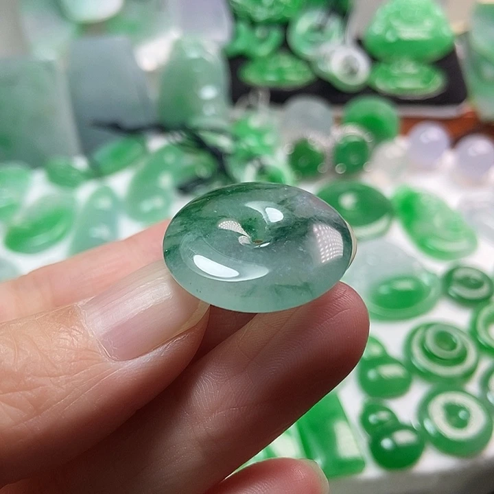 翡翠未镶嵌颈饰平安扣