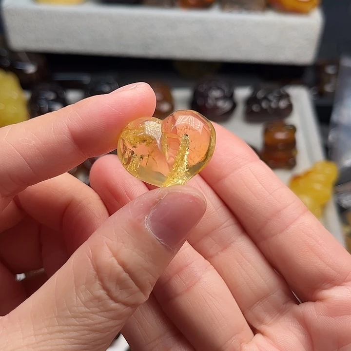 琥珀未镶嵌颈饰爱心