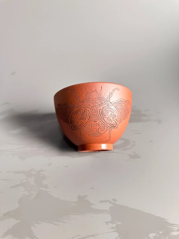 金蟾主人杯  紫砂刻绘