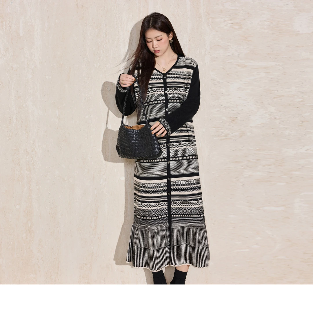 蓝语大码女装复古提花V领条纹针织连衣裙秋冬新款撞色鱼尾长裙子