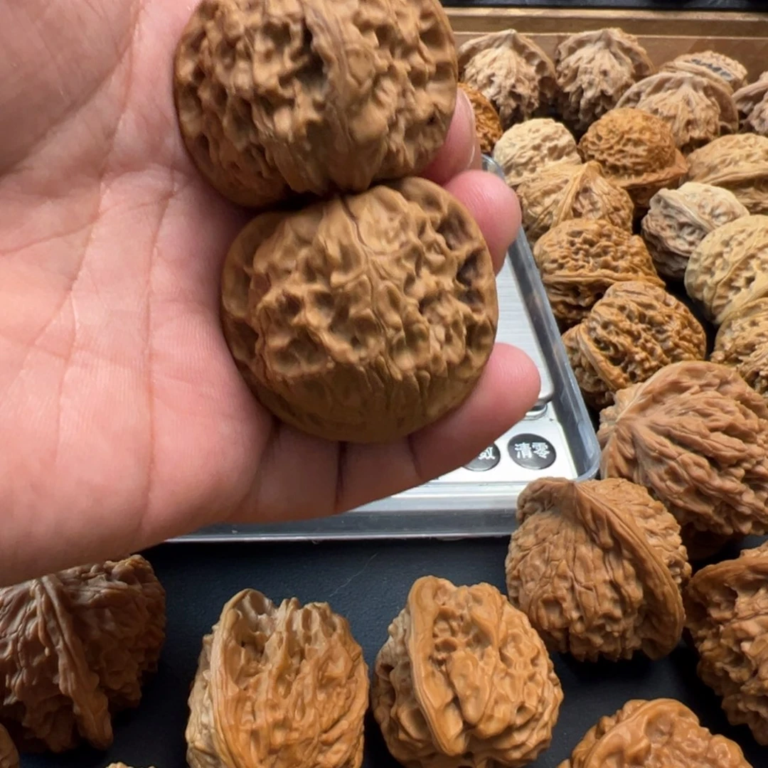 吊坠桃核文玩核桃，红狮子