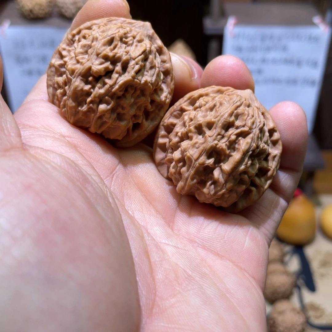 文玩核桃吊坠37.5黄秆狮子头