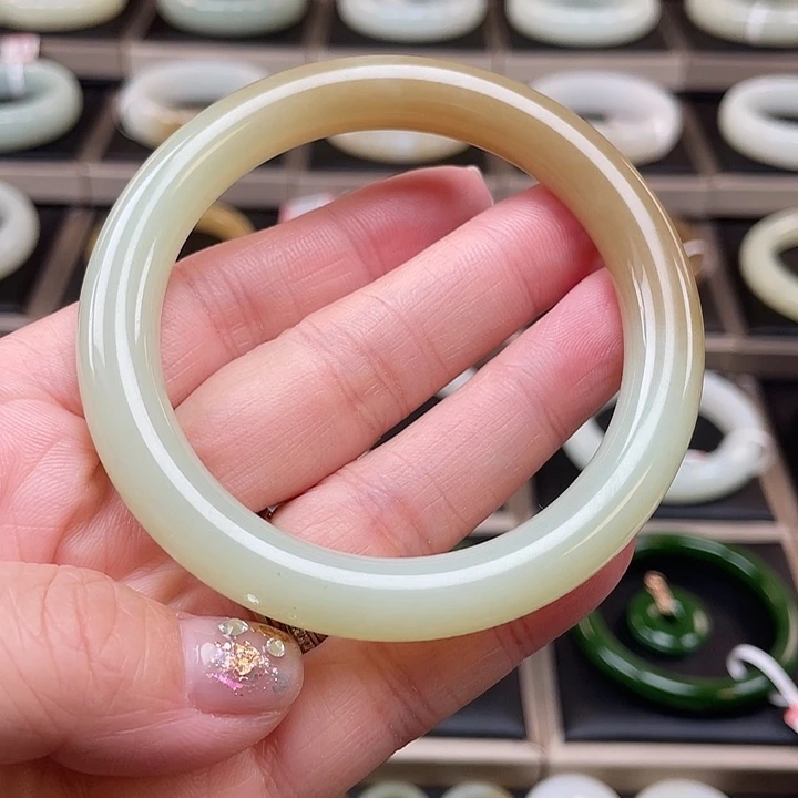 和田玉未镶嵌手镯