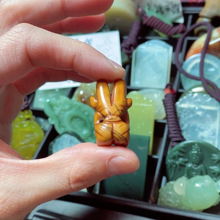 透闪石质玉颈饰未镶嵌