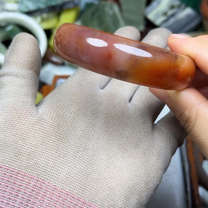 未镶嵌透闪石质玉珠宝奇石路*