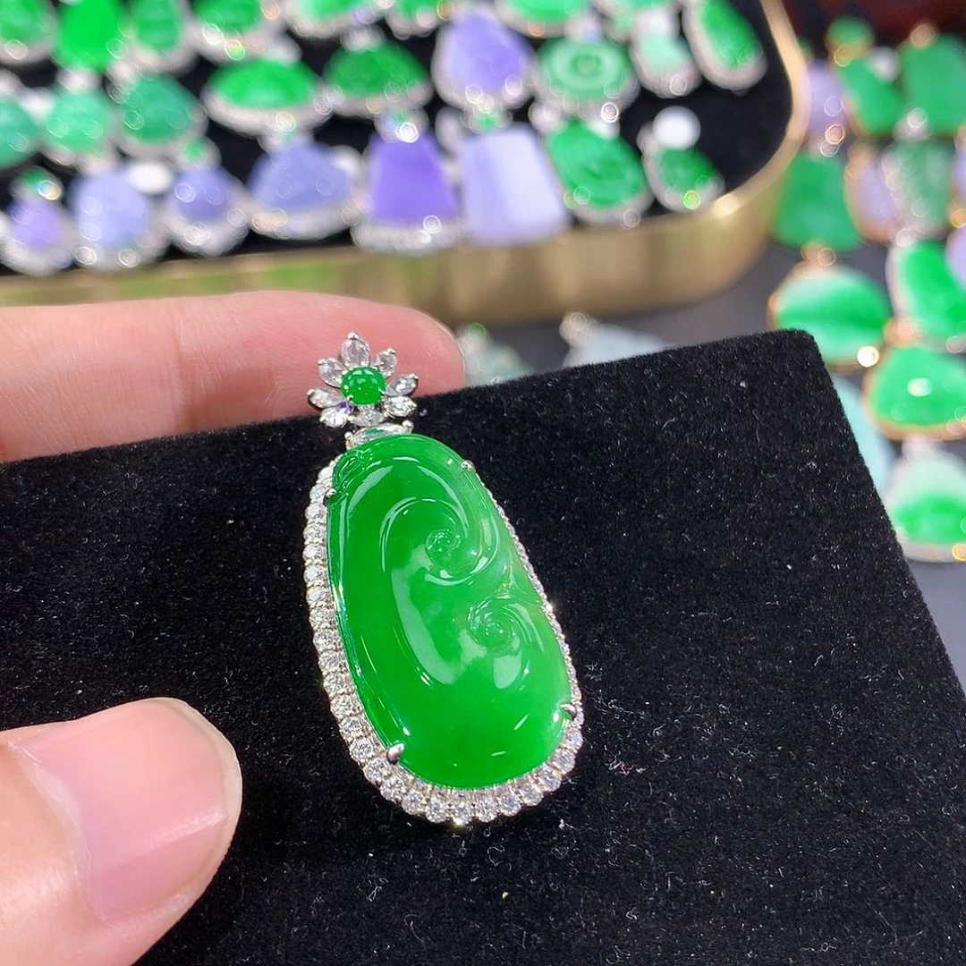 翡翠18K金镶嵌颈饰