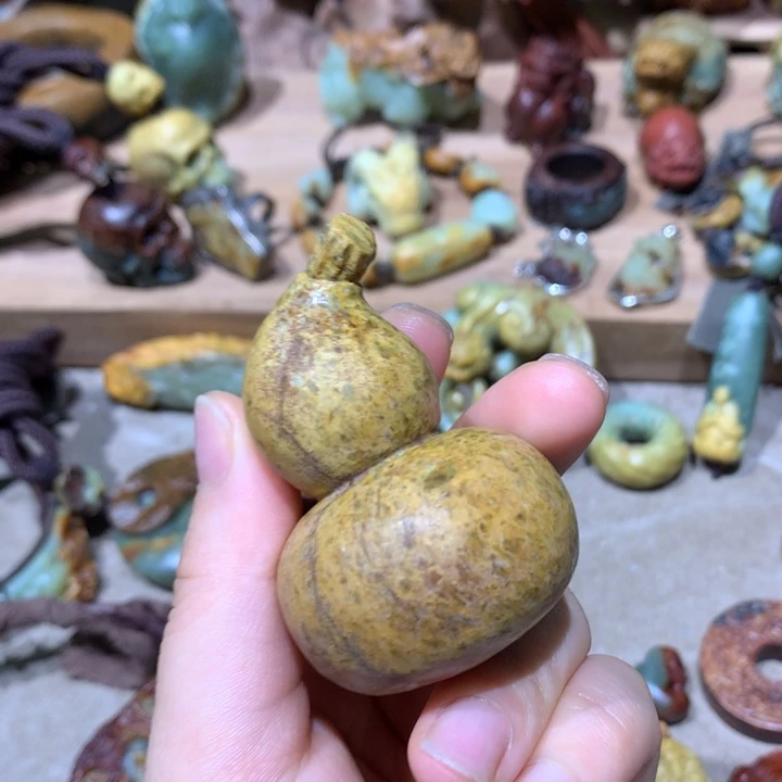 未镶嵌岫岩河磨玉（透闪石质玉）挂件