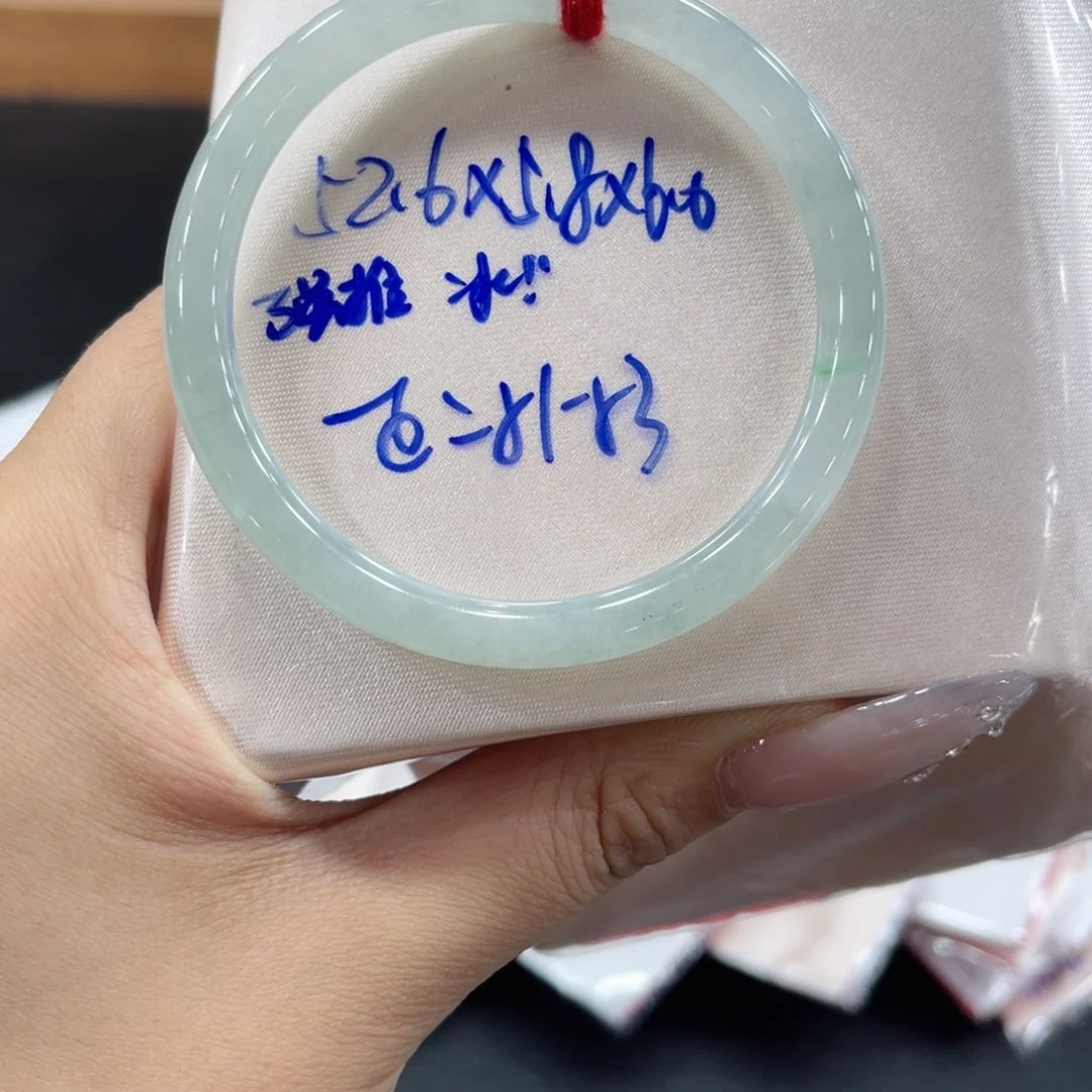 翡翠手镯未镶嵌翡翠