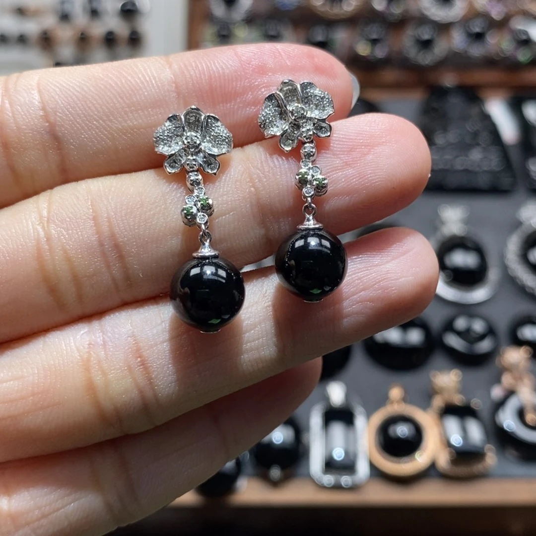 18K金镶嵌翡翠耳饰墨翠珠子卡8.8左右