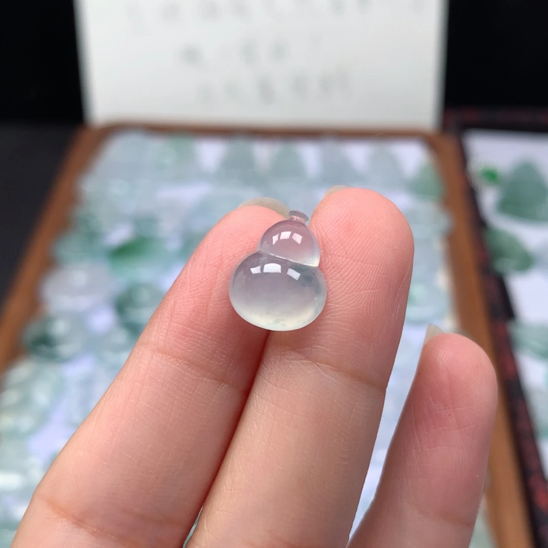 颈饰未镶嵌翡翠冰种飘花葫芦