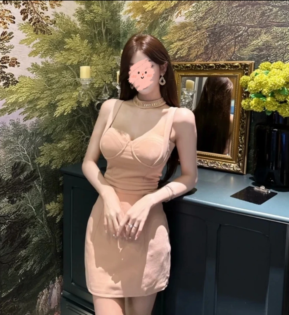 桃之夭夭轻熟风性感别致自带胸垫配项链吊带连衣裙