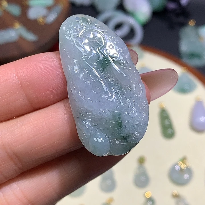 翡翠未镶嵌颈饰龙牌