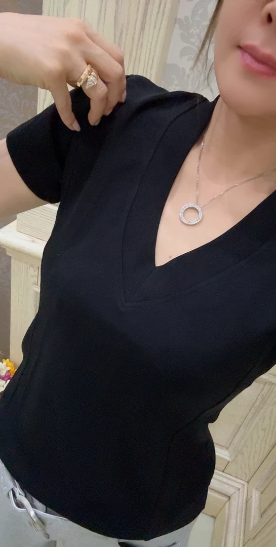 新款V领简约修身型半袖