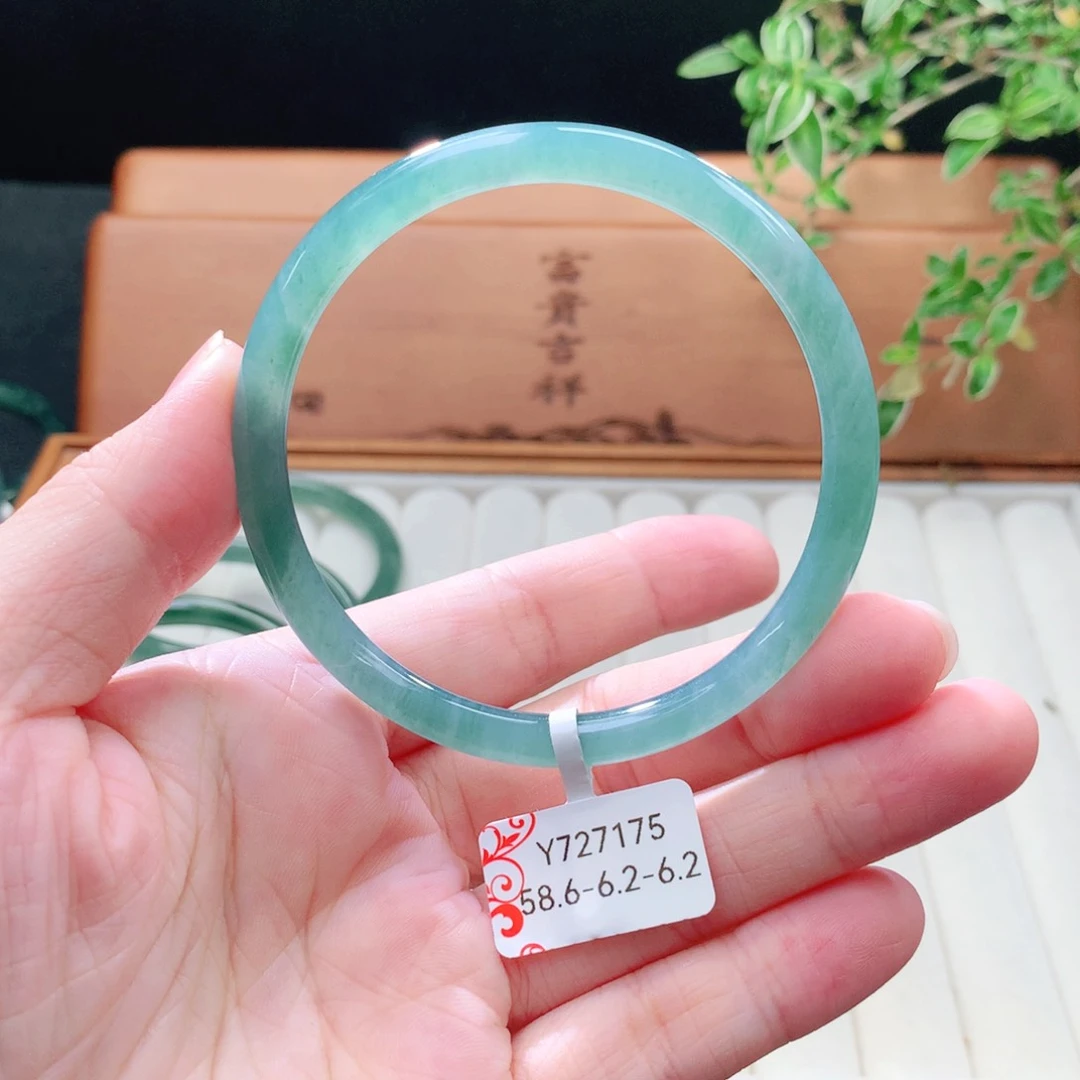 未镶嵌手镯（圆镯）翡翠