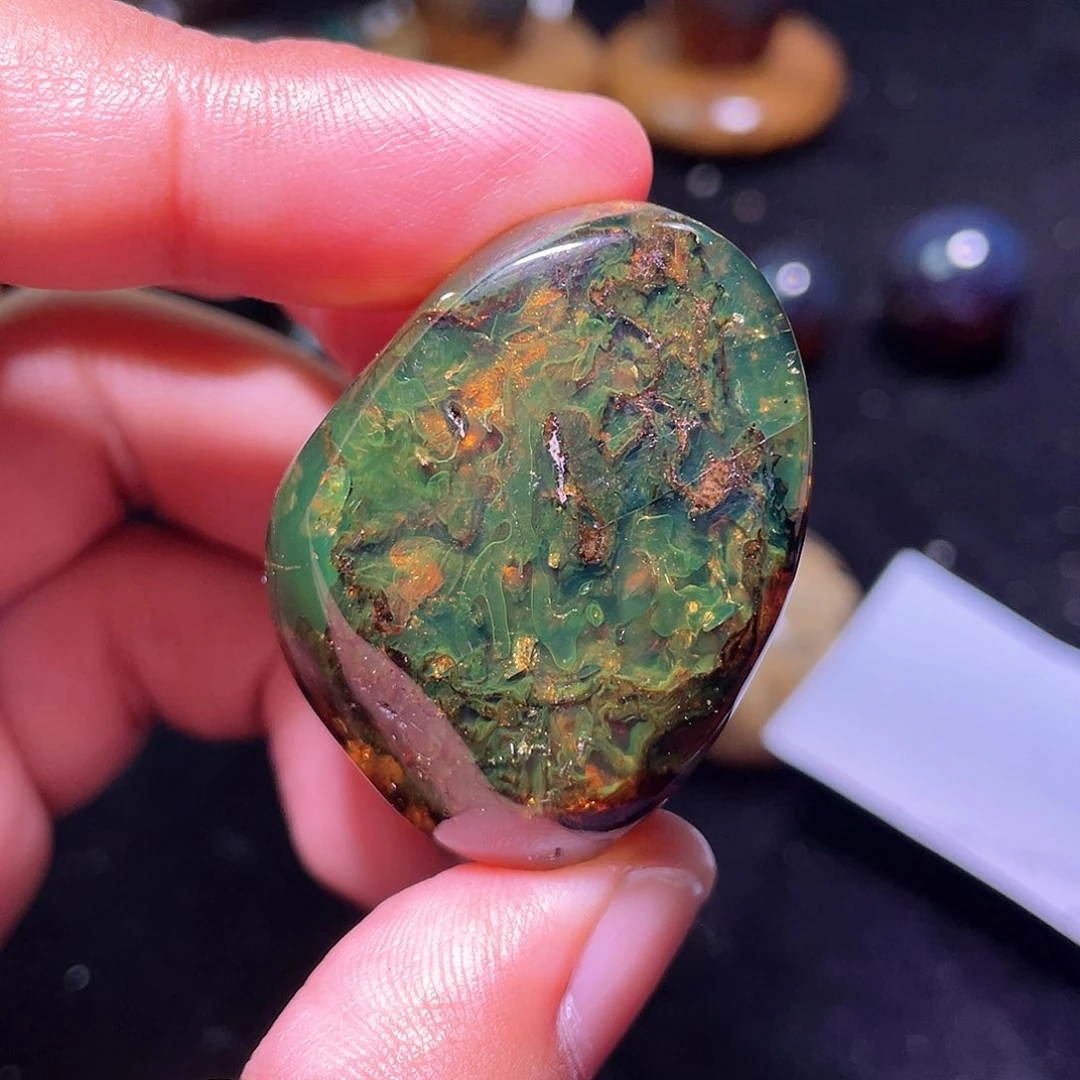 琥珀裸石未镶嵌，