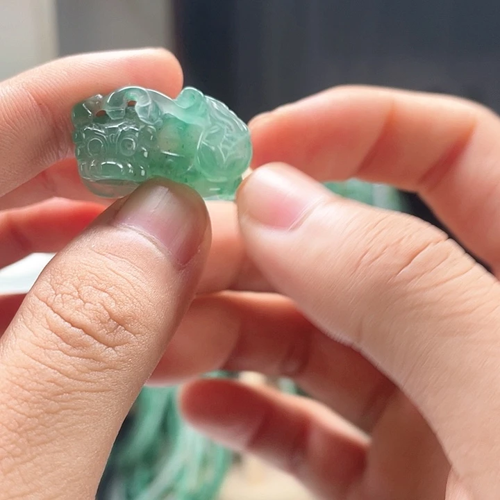 石英质玉（非洲翠）未镶嵌珠宝半成品小貔貅