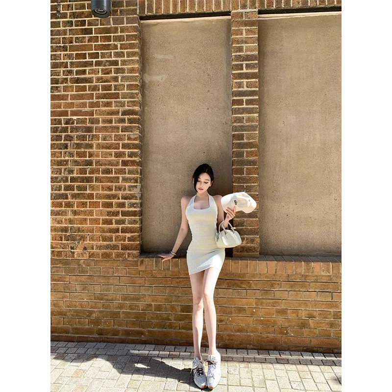 韩系辣妹纯欲2025夏季新款穿搭休闲时髦百搭挂脖修身连衣裙短裙女