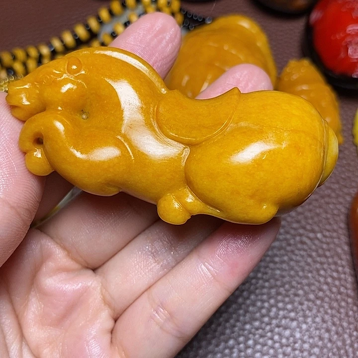 杨***生和田玉未镶嵌颈饰