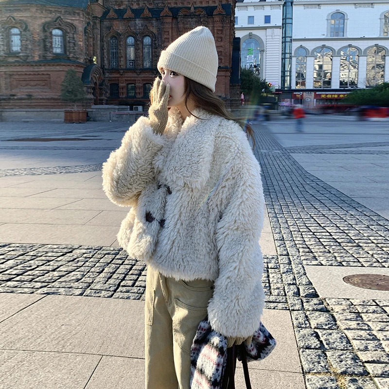 米白色小个子穿搭有质感羊羔毛外套女2025冬季新款韩系大翻领上衣