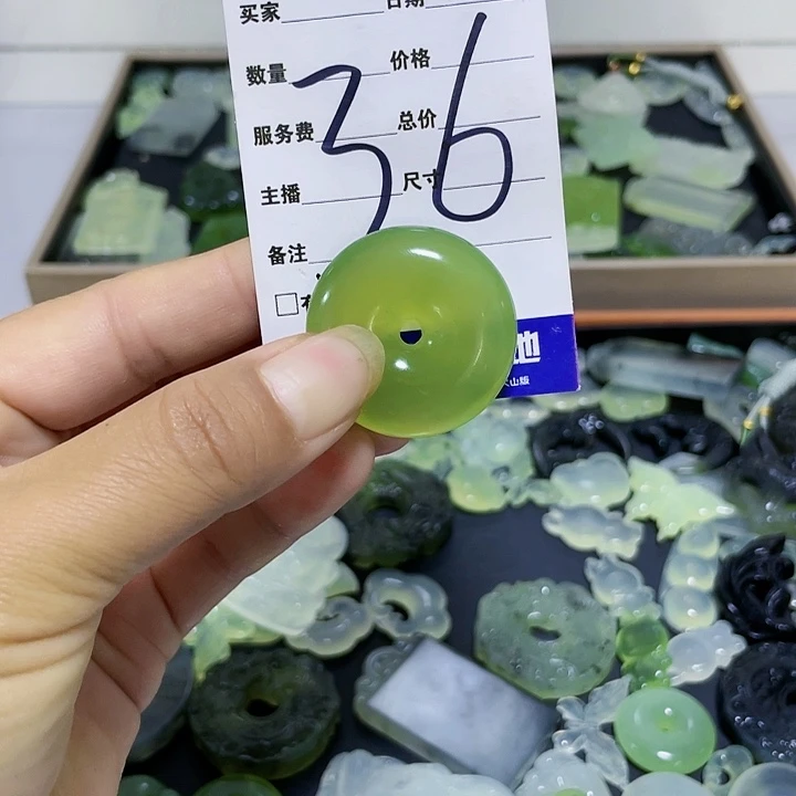 【闪购商品】未镶嵌蛇纹石玉颈饰一****9