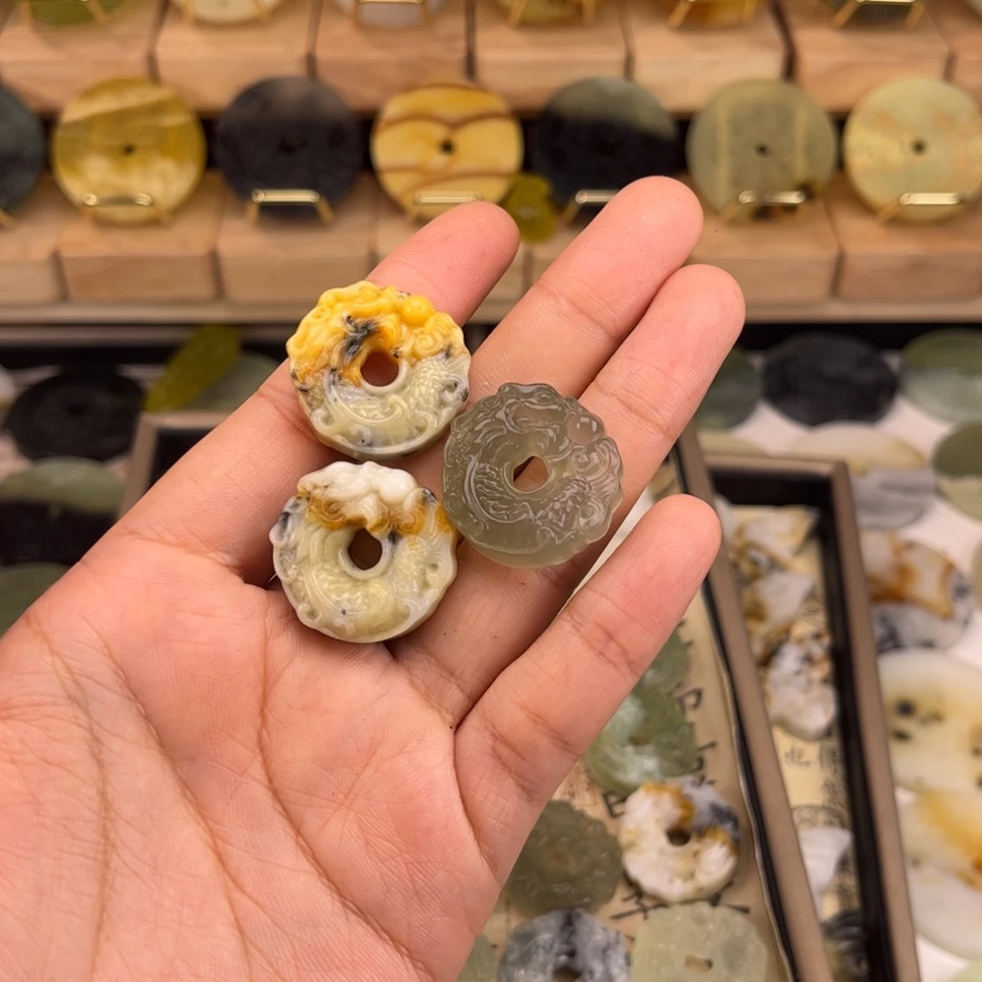 闲***人合金蛇纹石玉颈饰