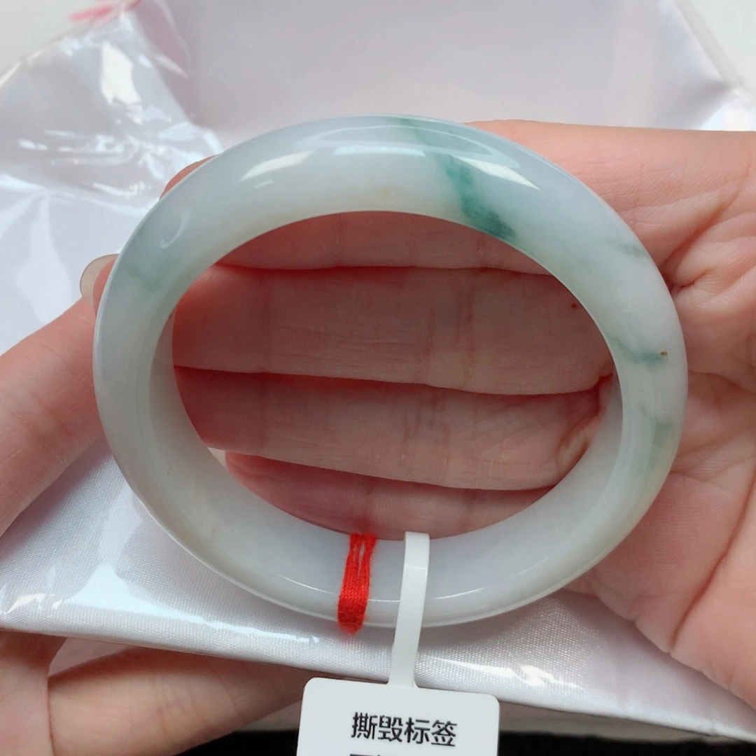 翡翠手镯未镶嵌55圈 白底飘绿花