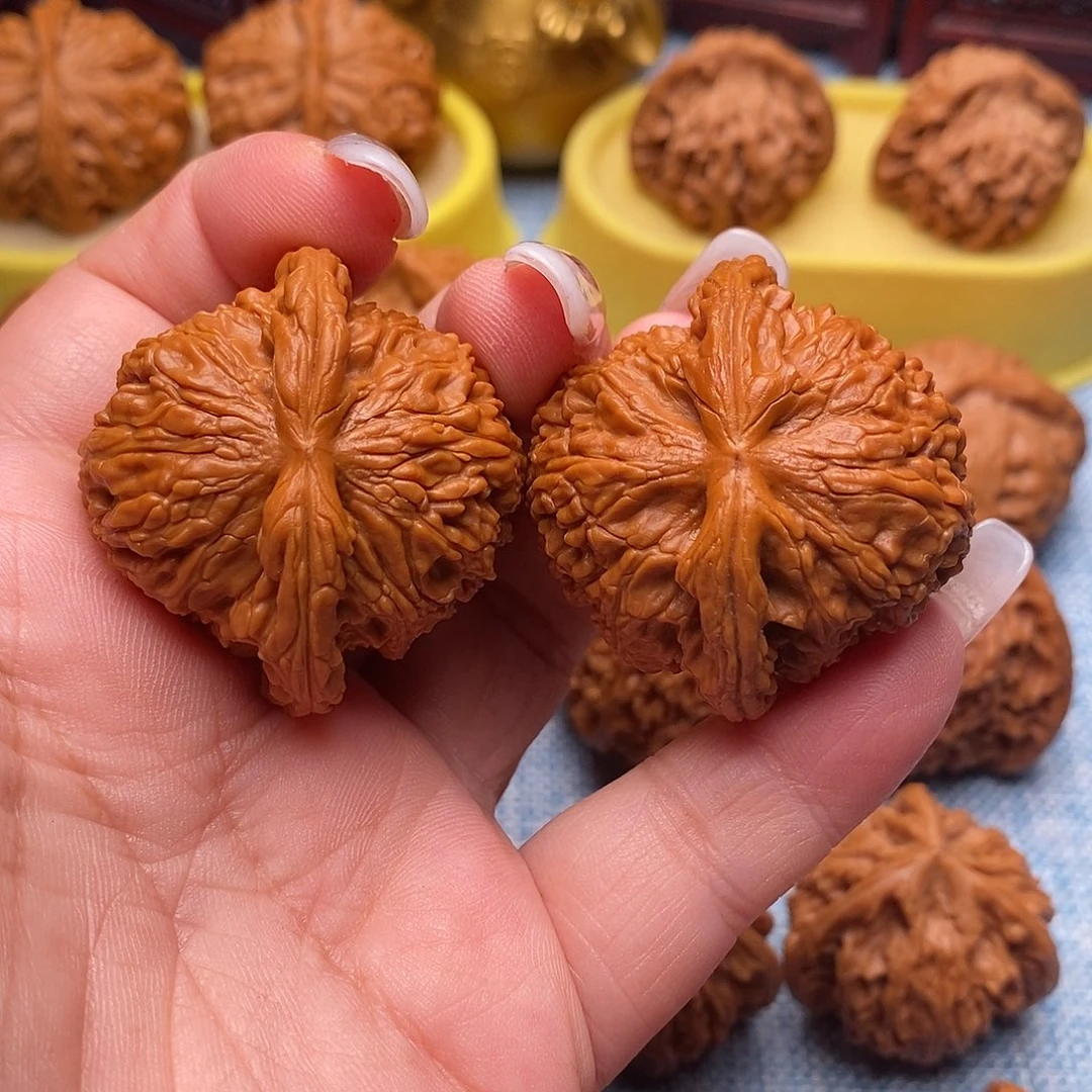 文玩核桃把件精品红皮白狮子41尺