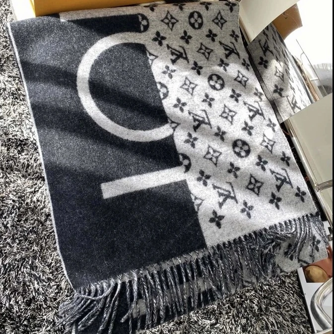 未使用 LouisVuitton/路易威登 黑灰满印羊绒围巾 带盒