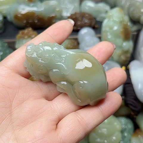 颈饰未镶嵌和田玉小**?