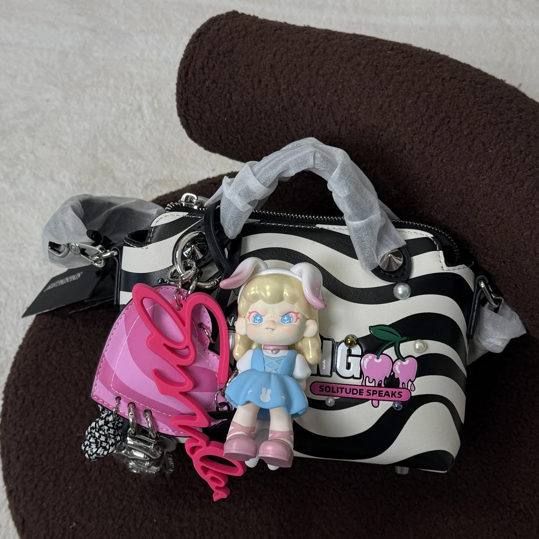 原创手工设计潮玩娃包 黑白条纹斜挎包